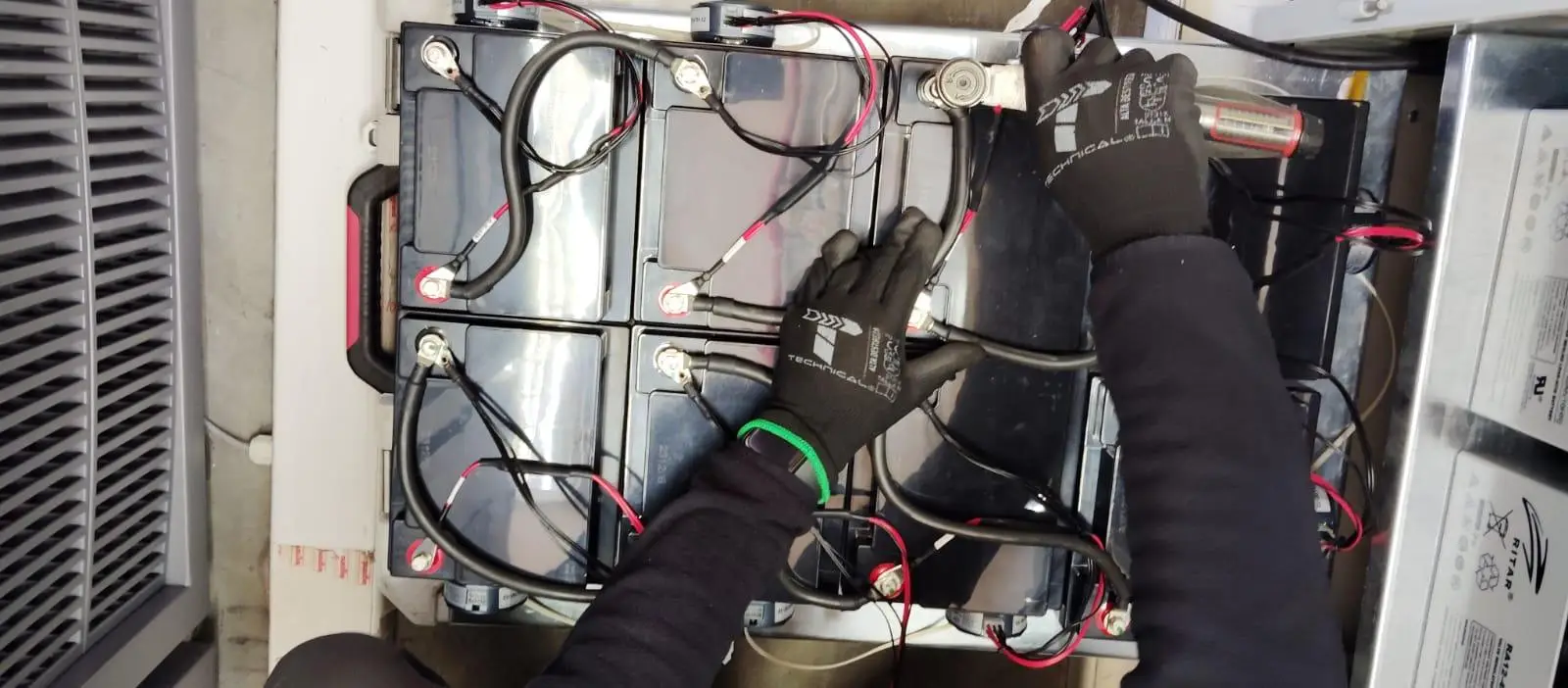 Monitoreo y suministro de baterías